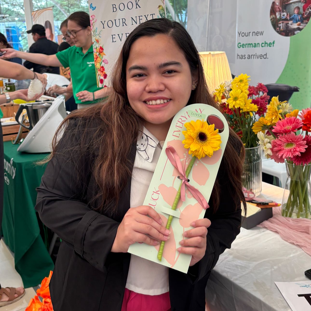 Guest receiving a Luvea flower gift